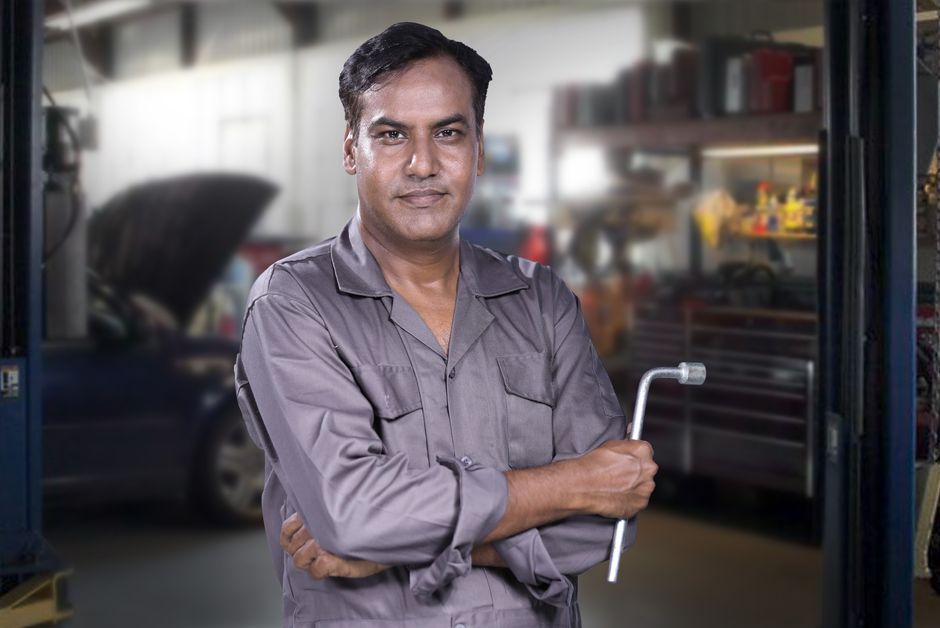 Friendly auto glass mechanic ready to perform a windshield replacement